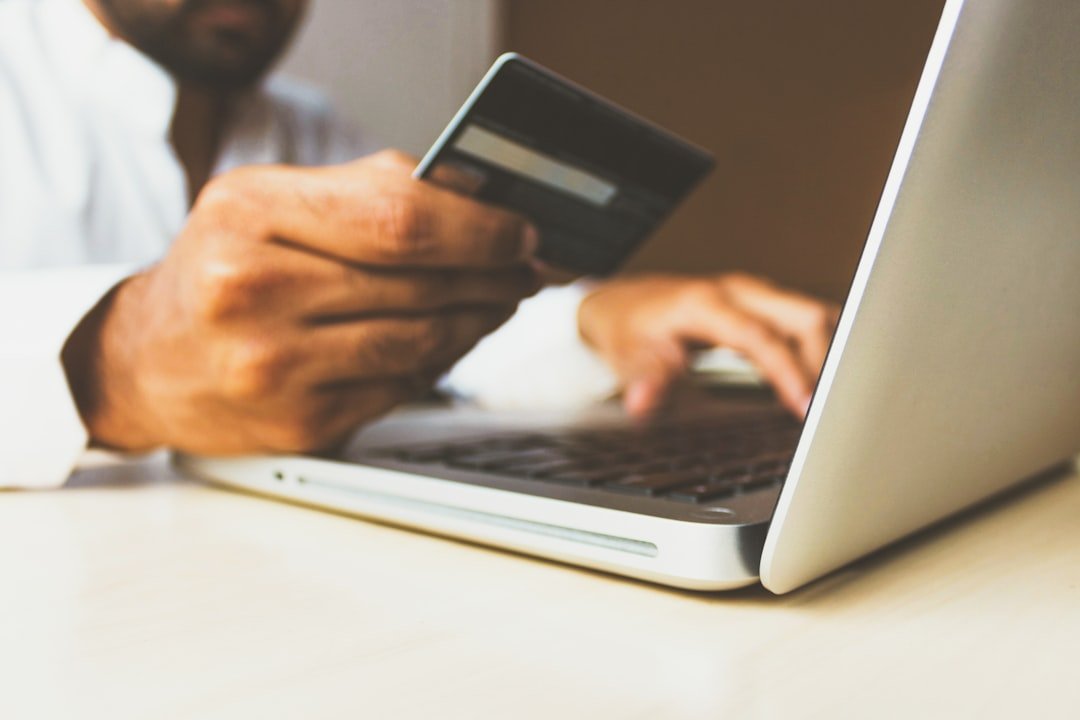 Online-Shopping mit Kreditkarte am Laptop